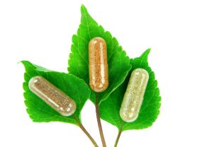 Tres cápsulas de suplementos herbales transparentes con diferente color de contenido