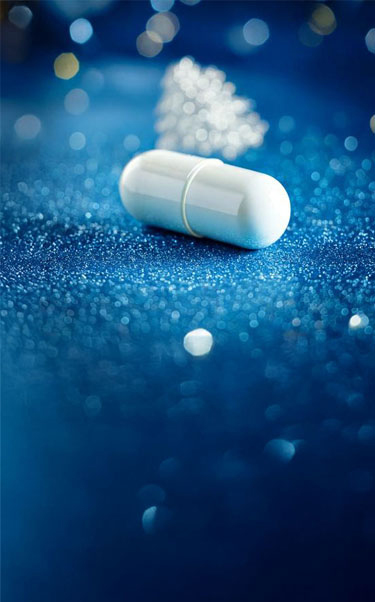 Cápsula blanca en fondo azul festivo de navidad, versión mobile